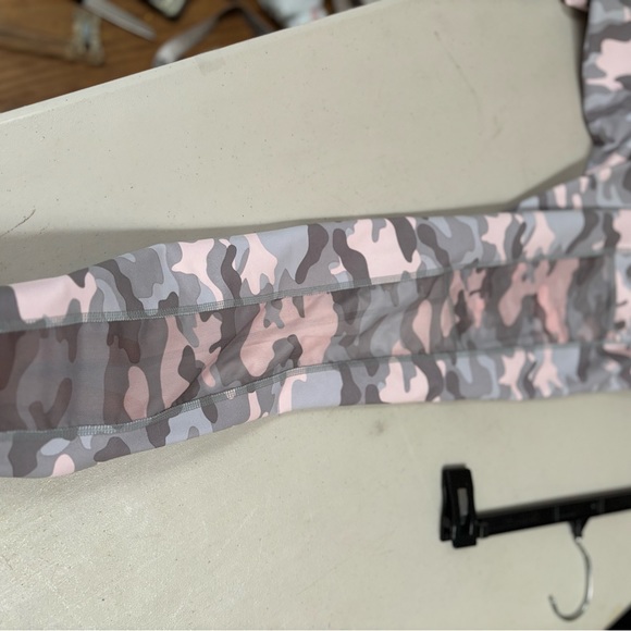 Fabletics High Waisted Powerhold 7/8 Leggings Women’s Pink Black camo 2 pockets - Picture 10 of 14